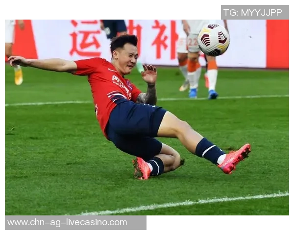 重庆力帆足球队奋勇拼搏展现团结精神力争新赛季佳绩